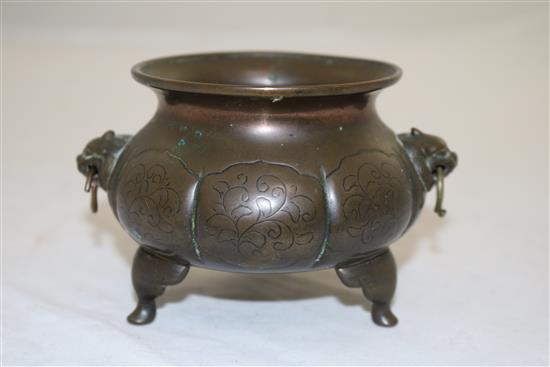 A Japanese or Chinese bronze tripod censer, 18th/19th century, weight 470g, width 12cm